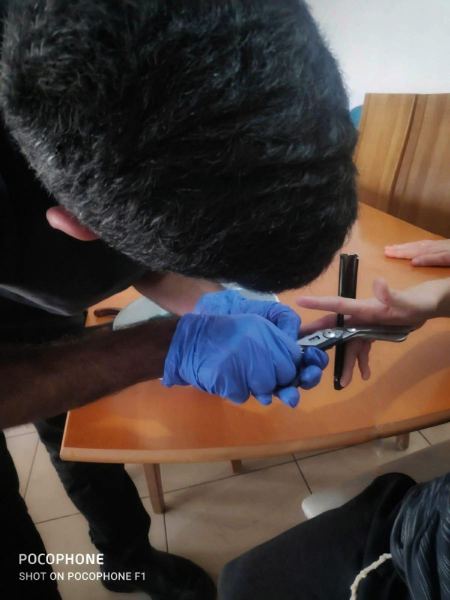 اللد: تخليص يد طفل بعد ان علقت بقطعة حديد